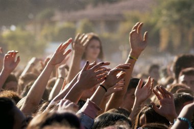 İnsanlar ellerini bir gün zaman konserde kalabalık.