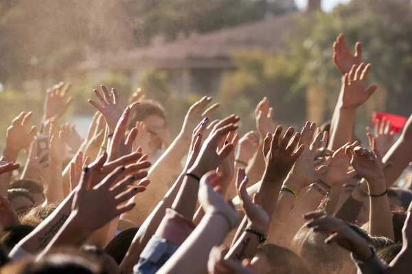 Γεμάτο Ανθρώπους Χέρια Ψηλά Μια Ημέρα Φορά Συναυλία — Φωτογραφία Αρχείου