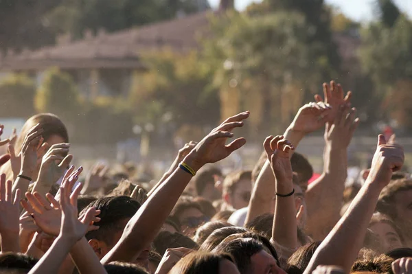 Толпа Людей Поднимает Руки Дневном Концерте — стоковое фото