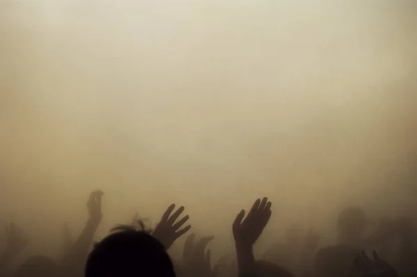 Poliple Lotado Mãos Para Cima Fumaça Como Fosse Desastre Depois — Fotografia de Stock