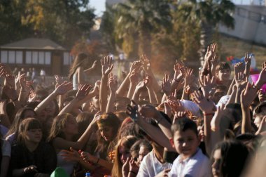 Izmir, Türkiye - 15 Ekim 2017: Izmir Buca Golet festivalde renkli toz boya kalabalık kişi. Buca Belediyesi, her yıl bu olay gerçekleştirir. Izmir Türkiye.
