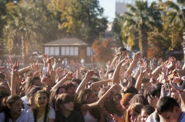 Izmir, Türkiye - 15 Ekim 2017: Izmir Buca Golet festivalde renkli toz boya kalabalık kişi. Buca Belediyesi, her yıl bu olay gerçekleştirir. Izmir Türkiye.