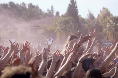 Izmir, Türkiye - 15 Ekim 2017: Izmir Buca Golet festivalde renkli toz boya kalabalık kişi. Buca Belediyesi, her yıl bu olay gerçekleştirir. Izmir Türkiye.