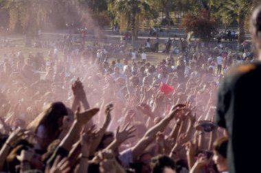 Izmir, Türkiye - 15 Ekim 2017: Izmir Buca Golet festivalde renkli toz boya kalabalık kişi. Buca Belediyesi, her yıl bu olay gerçekleştirir. Izmir Türkiye.