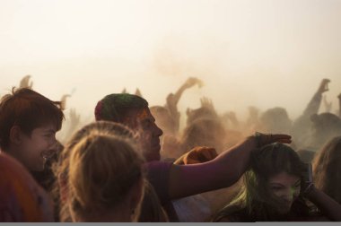 Izmir, Türkiye - 15 Ekim 2017: Izmir Buca Golet festivalde renkli toz boya kalabalık kişi. Buca Belediyesi, her yıl bu olay gerçekleştirir. Izmir Türkiye.