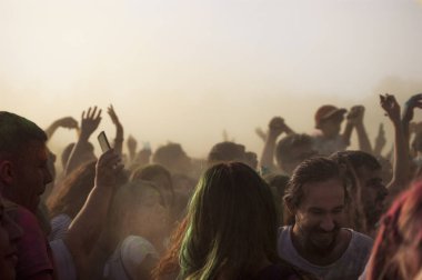 Izmir, Türkiye - 15 Ekim 2017: Izmir Buca Golet festivalde renkli toz boya kalabalık kişi. Buca Belediyesi, her yıl bu olay gerçekleştirir. Izmir Türkiye.