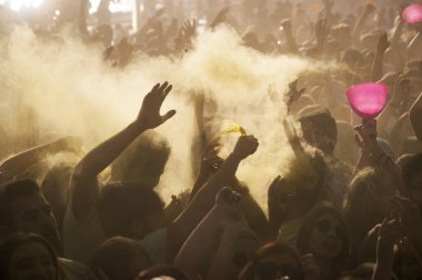 Izmir, Türkiye - 15 Ekim 2017: Izmir Buca Golet festivalde renkli toz boya kalabalık kişi. Buca Belediyesi, her yıl bu olay gerçekleştirir. Izmir Türkiye.