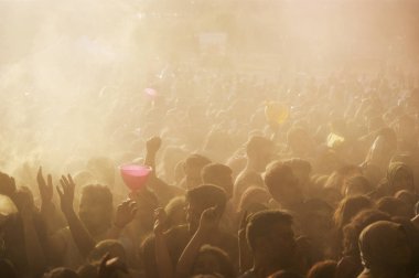 Izmir, Türkiye - 15 Ekim 2017: Izmir Buca Golet festivalde renkli toz boya kalabalık kişi. Buca Belediyesi, her yıl bu olay gerçekleştirir. Izmir Türkiye.