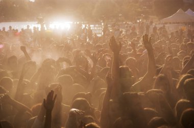 Izmir, Türkiye - 15 Ekim 2017: Izmir Buca Golet festivalde renkli toz boya kalabalık kişi. Buca Belediyesi, her yıl bu olay gerçekleştirir. Izmir Türkiye.