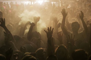 Izmir, Türkiye - 15 Ekim 2017: Izmir Buca Golet festivalde renkli toz boya kalabalık kişi. Buca Belediyesi, her yıl bu olay gerçekleştirir. Izmir Türkiye.