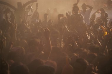 Izmir, Türkiye - 15 Ekim 2017: Izmir Buca Golet festivalde renkli toz boya kalabalık kişi. Buca Belediyesi, her yıl bu olay gerçekleştirir. Izmir Türkiye.