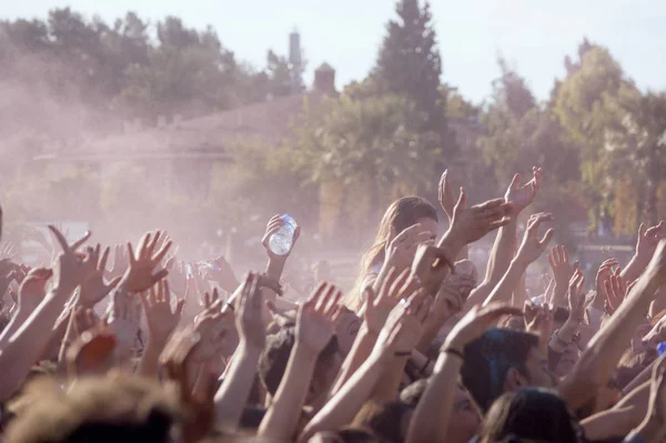 Izmir, Türkiye - 15 Ekim 2017: Izmir Buca Golet festivalde renkli toz boya kalabalık kişi. Buca Belediyesi, her yıl bu olay gerçekleştirir. Izmir Türkiye.
