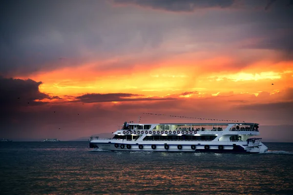 Izmir Turquia Outubro 2018 Barco Vapor Mar Egeu Baía Izmir — Fotografia de Stock