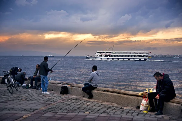 Izmir Türkiye Ekim 2017 Izmir Alsancak Viev Feribot Bazı Erkekler — Stok fotoğraf