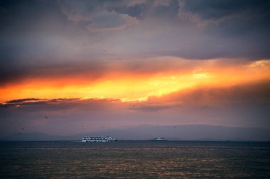 Ege ve Izmir Körfezi ve bulutlu gün batımı peyzaj.