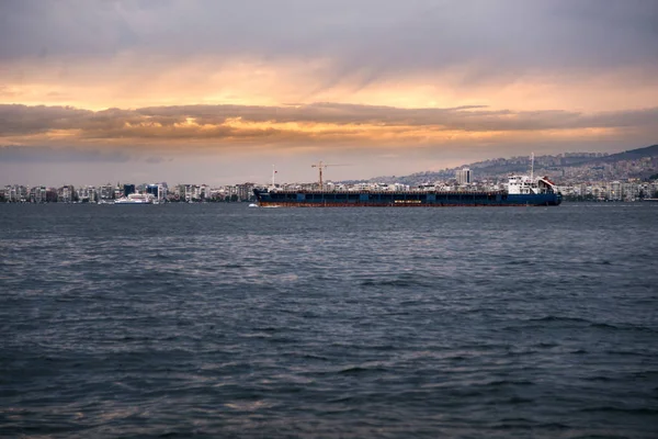 Izmir Türkiye Ekim 2018 Kargo Gemisi Ege Izmir Körfezi Ile — Stok fotoğraf