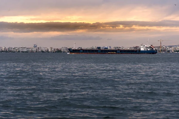 イズミル トルコ 2018 エーゲ海と曇りの天候でイズミル湾貨物船します — ストック写真