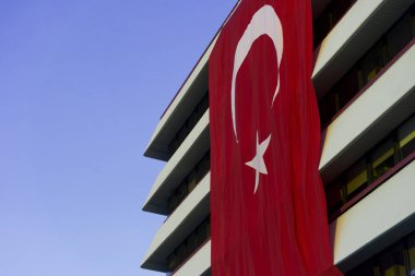 Büyük kırmızı Türk bayrağını bir bina.