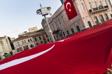 Pembe bir bina üzerinde Türk bayrağı ve büyük bir Türk bayrağı taşıyan insanlar ama biz herhangi bir insan resmine Türkiye'nin Cumhuriyet Bayramı 29 Ekim 2017 görmüyorum.