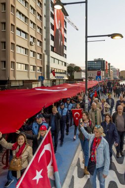 Izmir, Türkiye - 29 Ekim 2017: Kordon Konak Izmir büyük bir Türk bayrağı ile yürüyüş ve Türk bayraklarını eller ve bazı Atatürk portresi ile Türkiye Cumhuriyeti gün 29 Ekim 2017 tutan insanlar.