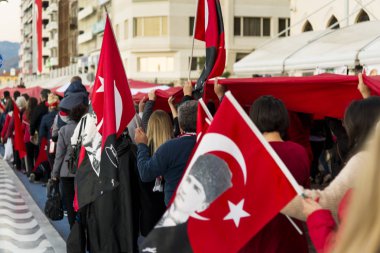 Izmir, Türkiye - 29 Ekim 2017: Kordon Konak Izmir büyük bir Türk bayrağı ile yürüyüş ve Türk bayraklarını eller ve bazı Atatürk portresi ile Türkiye Cumhuriyeti gün 29 Ekim 2017 tutan insanlar.
