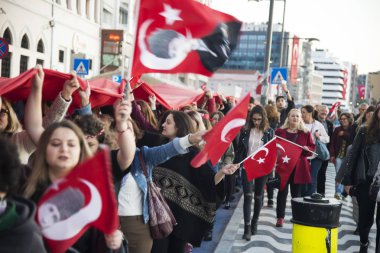 Izmir, Türkiye - 29 Ekim 2017: Kordon Konak Izmir büyük bir Türk bayrağı ile yürüyüş ve Türk bayraklarını eller ve bazı Atatürk portresi ile Türkiye Cumhuriyeti gün 29 Ekim 2017 tutan insanlar.