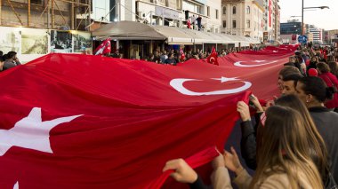 Izmir, Türkiye - 29 Ekim 2017: Kordon Konak Izmir büyük bir Türk bayrağı ile yürüyüş ve Türk bayraklarını eller ve bazı Atatürk portresi ile Türkiye Cumhuriyeti gün 29 Ekim 2017 tutan insanlar.