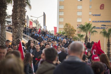 Izmir, Türkiye - 29 Ekim 2017: Kordon Konak Izmir Türk bayraklarını eller ve bazı Atatürk portresi ile Türkiye Cumhuriyeti gün 29 Ekim 2017 holding ile insanlar.