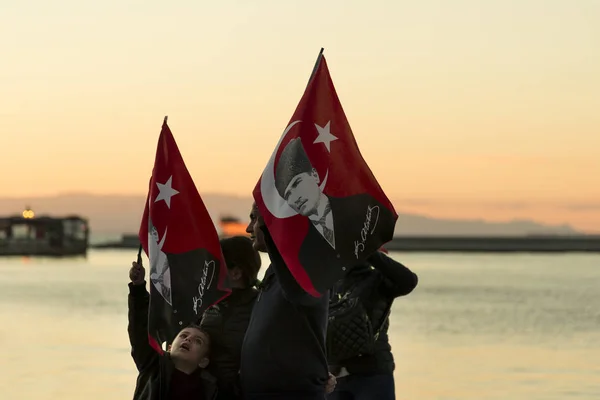 Izmir Turkey October 2017 Family Turkish Flags Ataturk Portrait Republic — Stock Photo, Image