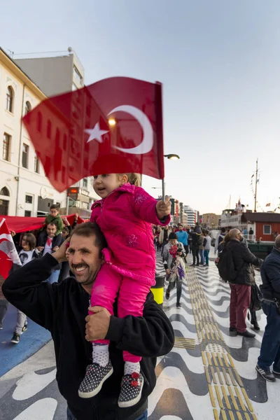 Izmir Turquía Octubre 2017 Padre Hija Con Bandera Turca Hija — Foto de Stock