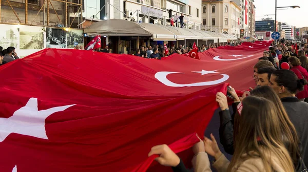 イズミル トルコ 2017 Kordon コナック イズミールに巨大なトルコの旗 2017 日にトルコ共和国の日で手とアタテュルクの肖像画といくつかのトルコの旗の保持 — ストック写真