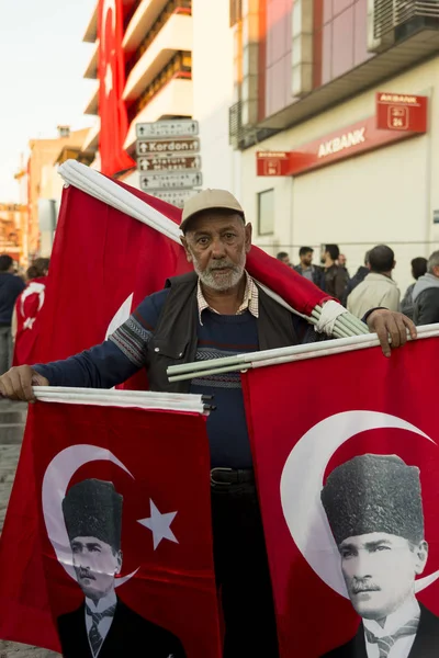 イズミール トルコ 2017 共和国のトルコでトルコ国旗販売男の肖像 — ストック写真