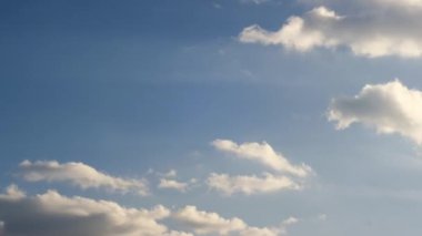 Timelapse 4 k görüntüleri üzerinde mavi bir gökyüzü bulutlar gibi beyaz duman.