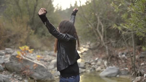 Mujer Girando Alrededor Misma Brazos Llenos Felicidad Naturaleza — Vídeos de Stock