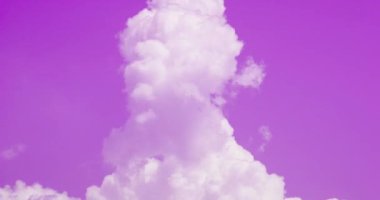 Bulutların üstünde pembe renkli gökyüzü.