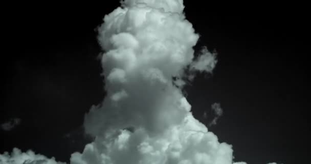Σύννεφα Πάροδο Του Χρόνου Ένα Μαύρο Χρωματιστό Ουρανό — Αρχείο Βίντεο