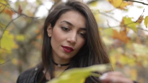 Een Midden Oosten Vrouw Poseren Met Een Droge Blad Herfst — Stockvideo