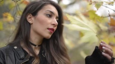 Sonbahar sezonu ve doğada bir kuru yaprak ile poz bir Orta Doğu kadın.