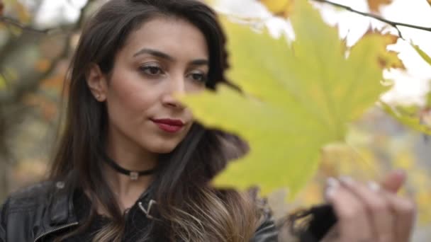 Uma Mulher Oriente Médio Posando Com Uma Folha Seca Temporada — Vídeo de Stock