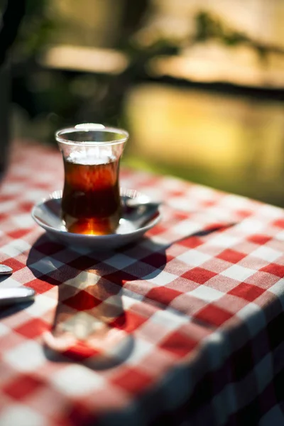 Türkischer Tee Auf Einer Karierten Tischdecke Unter Direktem Sonnenlicht Und — Stockfoto