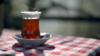 Türk çayı üzerinde Kareli desen masa örtüsü.
