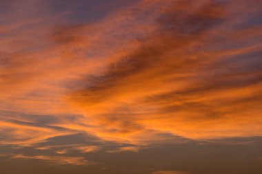 Kırmızı ve mavi renkli moody bulutlu gökyüzü alacakaranlıkta zaman.