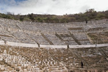 Efes Antik şehir Amphitheatre görünümü üzerinde bir bulutlu hava.