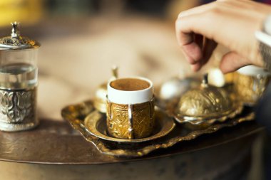 Bir bakır cezve gelen sıcak kum altın Türk kahvesi bardak pişmiş hizmet veren Türk kahvesi.