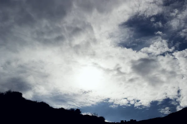 Bewolkte Hemelachtergrond Zon Hiing Midden Van Het Frame Wolken — Stockfoto