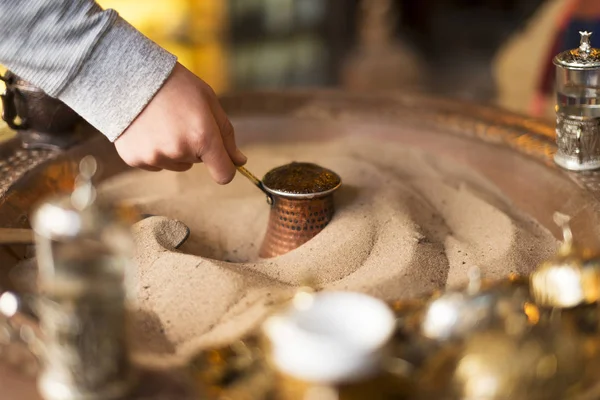 Matlagning Turkiskt Kaffe Sand Och Cezve Turkiskt Kaffe Traditionell Varm — Stockfoto