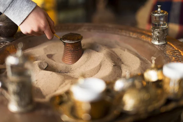 Matlagning Turkiskt Kaffe Sand Och Cezve Turkiskt Kaffe Traditionell Varm — Stockfoto