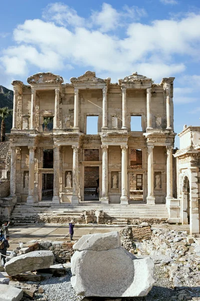 エフェソス古代都市セルチュク イズミルでいくつかの観光客とイズミール トルコ 2018 Celcus ライブラリ — ストック写真