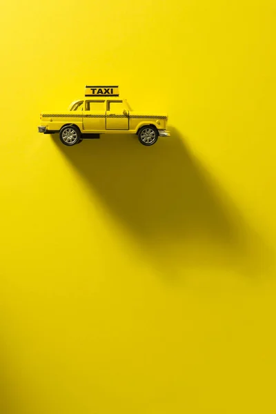 Izmir Turkije Februari 2018 Gele Taxi Speelgoedauto Een Gele Achtergrond — Stockfoto