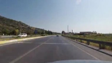 Gün zaman zaman atlamalı otoyol 59 saniye 4 k görüntüleri arabayla önünden.